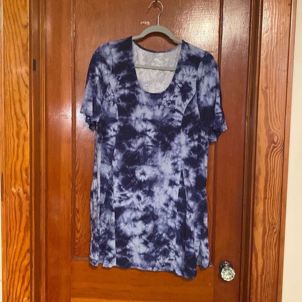 This is a womens sz 16 top. City chic, tie-dye tunic excellent used condition.